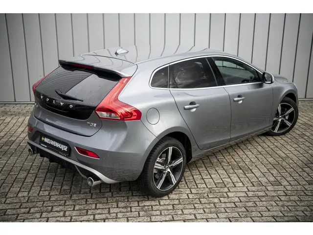 Volvo V40 T3 Benzine R-Design 2017 Benzine 16
