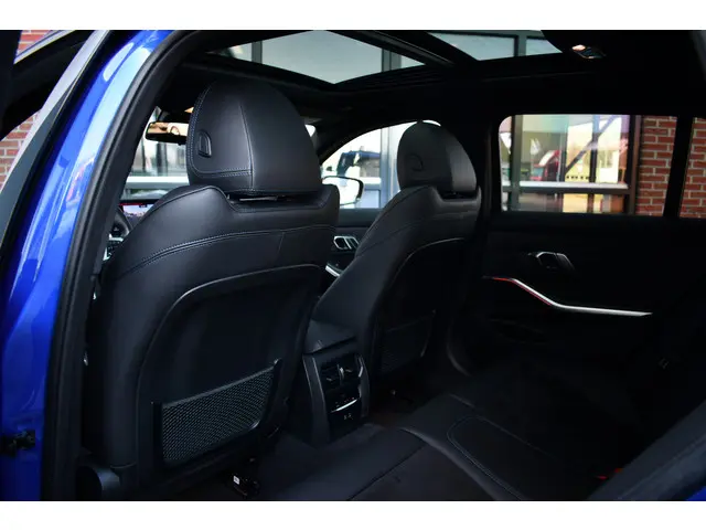BMW 3 Serie Touring 330e M-Sport 2022 Hybride Benzine 56