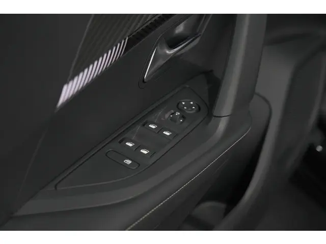 Peugeot 2008 1.2 Hybrid 145 Allure 2025 Hybride Benzine 29