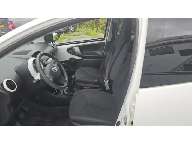 Toyota Aygo 1.0 VVT-i Now AIRCO 2013! 2013 Benzine 6