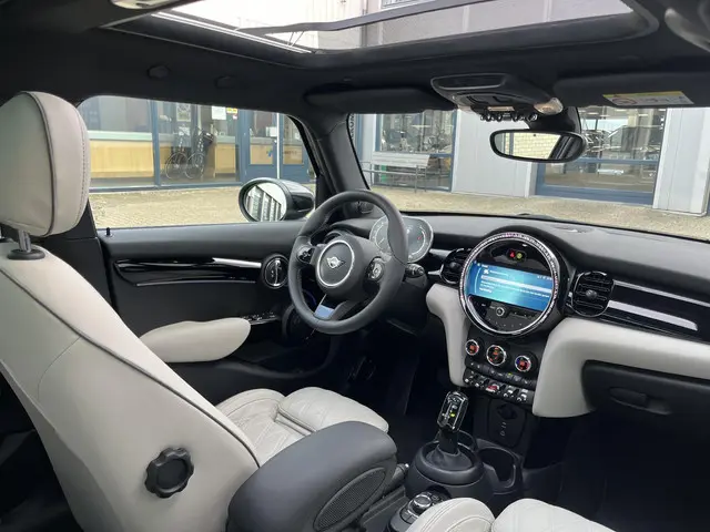 MINI Cooper 1.5 Classic 2023 Benzine 64