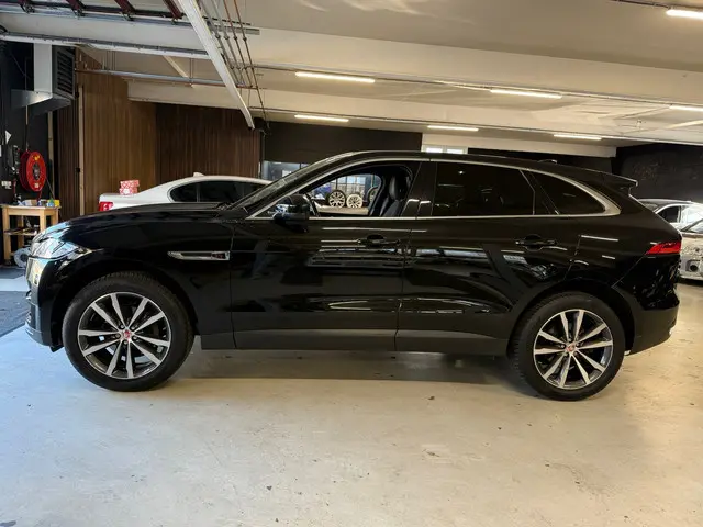 Jaguar F-PACE 2