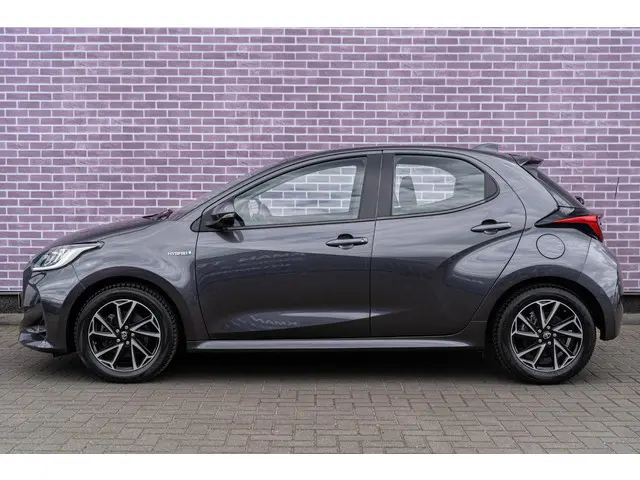 Toyota Yaris 1.5 Hybrid Dynamic 2021 Hybride Benzine 9