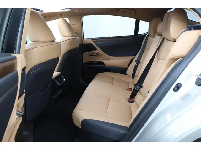 Lexus ES 300h President Line 2025 Hybride Benzine 17