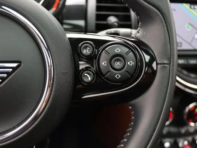 MINI 5-Deurs Cooper 60 Years Edition 2019 Benzine 18