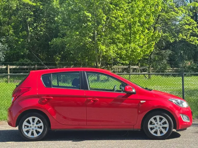 Hyundai i20 1.2i i-Catcher /Airco/Navi/Camera/ 2013 Benzine 2