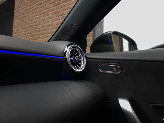 Mercedes-Benz A-Klasse 250 e AMG 2022 Hybride Benzine 10