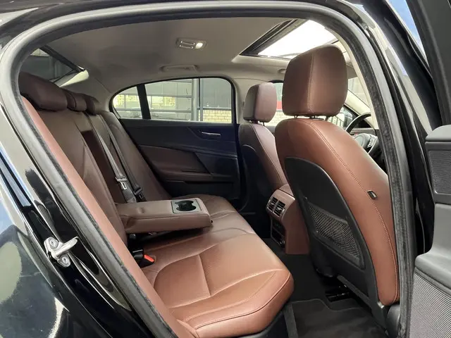 Jaguar XE 2.0 Portfolio 2015 Benzine 30