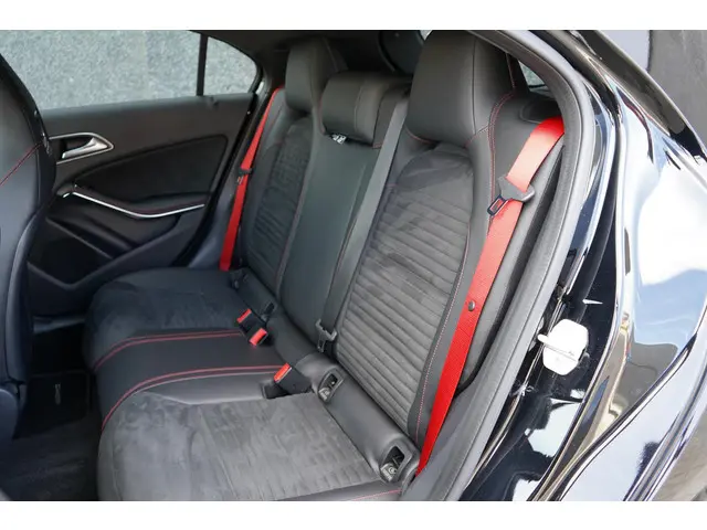 Mercedes-Benz A-Klasse AMG 45 4MATIC 2016 Benzine 15