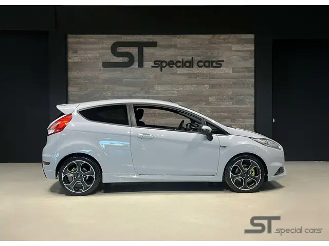 Ford Fiesta 1.6 ST200 2016 Benzine 2