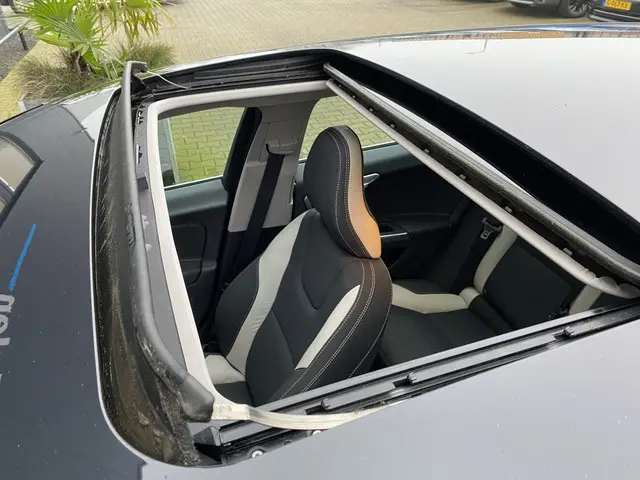 Volvo V60 1.6 T3 R-Design 2013 Benzine 26