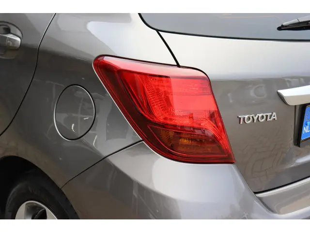 Toyota Yaris 1.5 Hybrid Trend 2017 Hybride Benzine 8