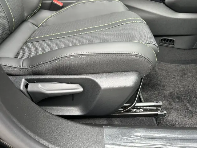 Peugeot 2008 1.2 Hybrid 145 PK GT 2025 Hybride Benzine 22