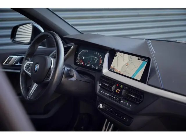BMW 1 Serie 118i High Executive 2021 Benzine 20