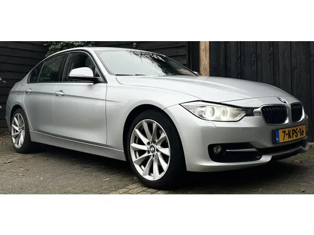 BMW 3 Serie 320i Business 2013 Benzine 4