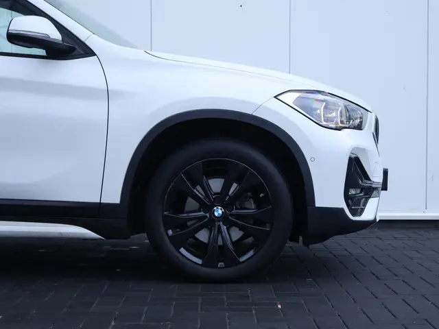 BMW X1 sDrive18i Business Edition Plus 2021 Benzine 7