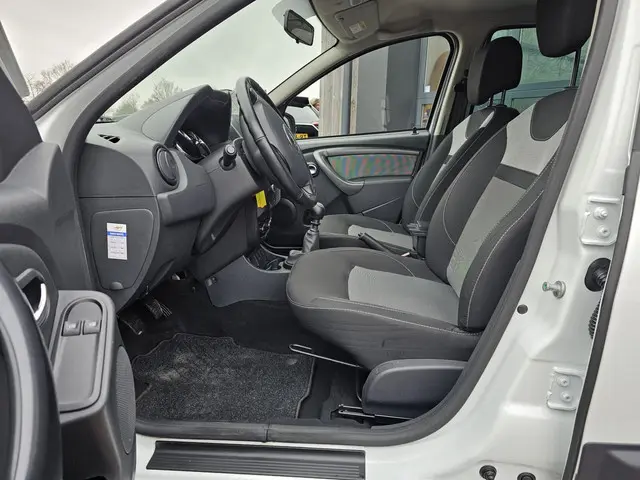 Dacia Duster 1.2 TCe 4x2 Lauréate 2016 Benzine 16