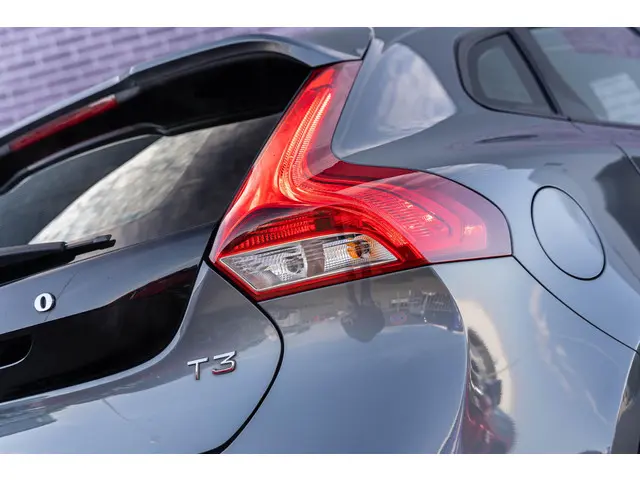 Volvo V40 T3 Automaat Inscription 2018 Benzine 18
