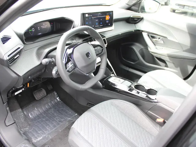 Peugeot e-2008 EV Allure 50 kWh 2025 Elektrisch 15