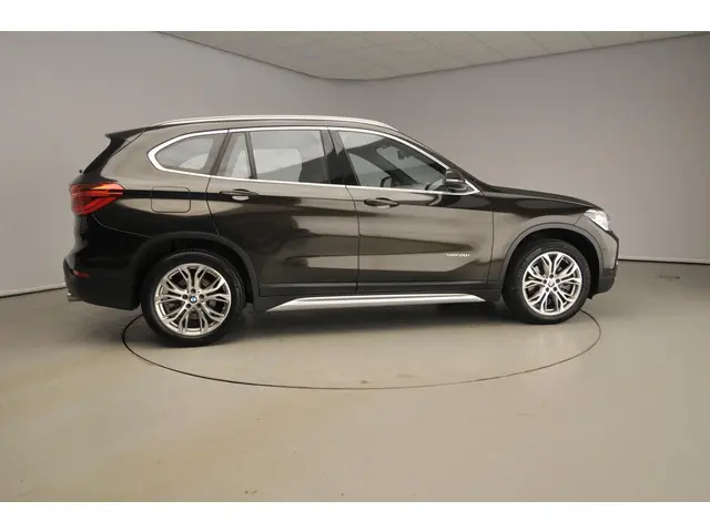 BMW X1 sDrive20i Executive 2017 Benzine 4