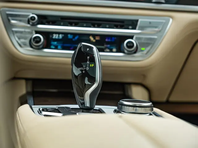 BMW 7 Serie 740i High Executive 2017 Benzine 37