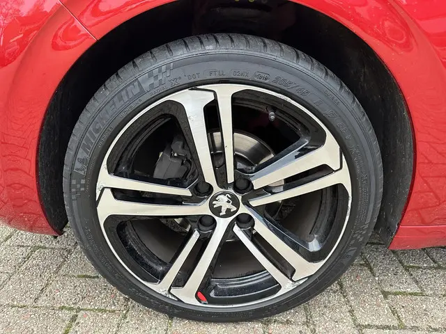 Peugeot 208 1.2 Turbo 110 PK GT-Line 2019 Benzine 39