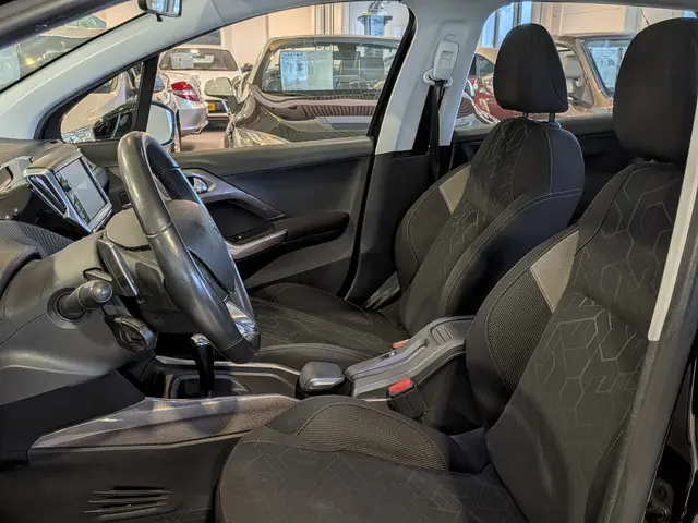 Peugeot 2008 1.2 PureTech Active Automaat 2015 Benzine 6