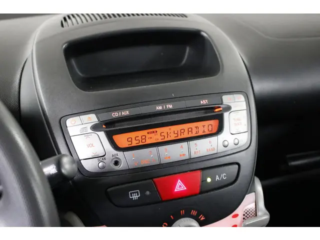 Toyota Aygo 1.0 VVT-i Now 2013 Benzine 16