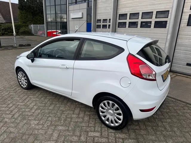 Ford Fiesta 1.0 Style Airco,Led, Navigatie 2015 Benzine 10