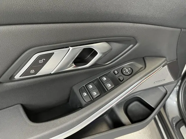 BMW 3 Serie 320i High Executive 2021 Benzine 36