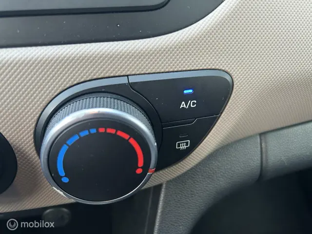 Hyundai i10 1.0i i-Motion Comfort * AIRCO * 2015 Benzine 8