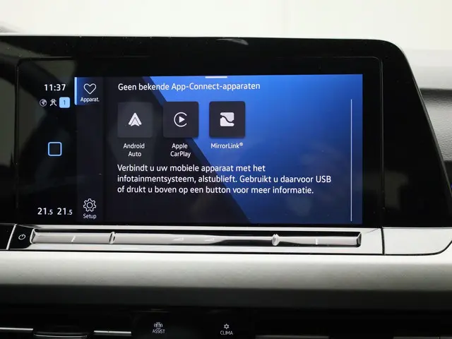 Volkswagen Golf 1.0eTSI/110PK Life DSG 2023 Benzine 12