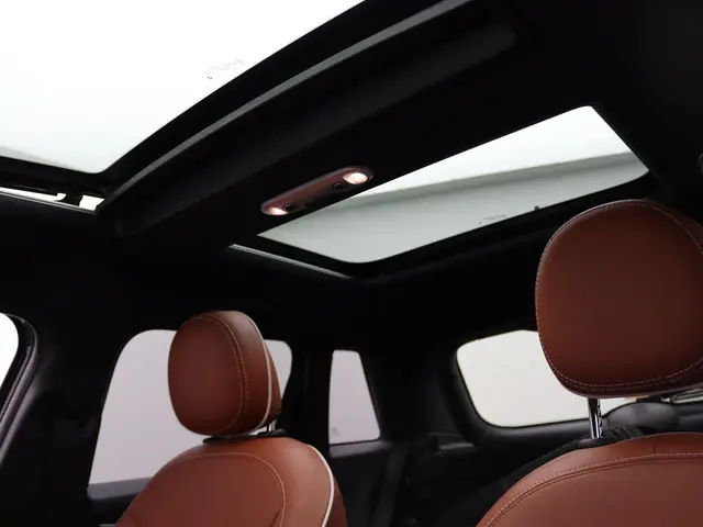 MINI 5-Deurs Cooper 60 Years Edition 2019 Benzine 23