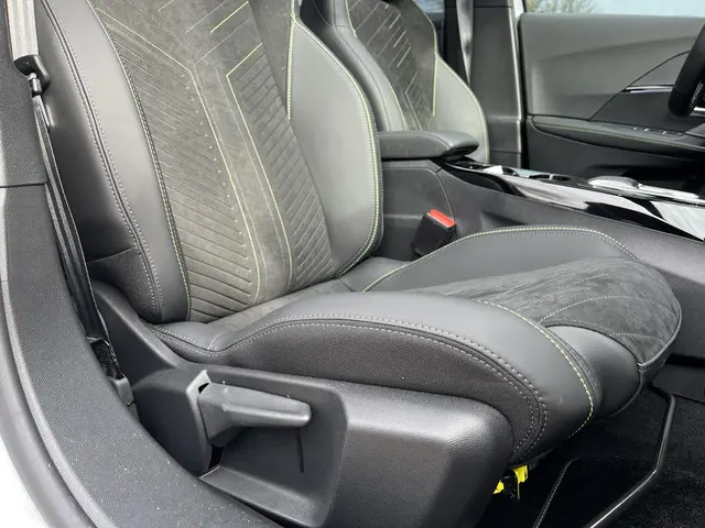 Peugeot 2008 1.2 Hybrid 145 PK GT 2025 Hybride Benzine 14