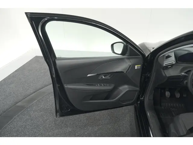 Peugeot 208 PureTech 100 Allure 2024 Benzine 64