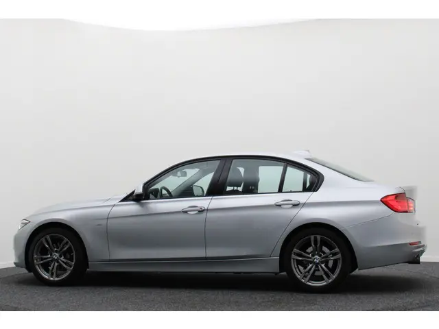 BMW 3 Serie 320i High Executive 2015 Benzine 17