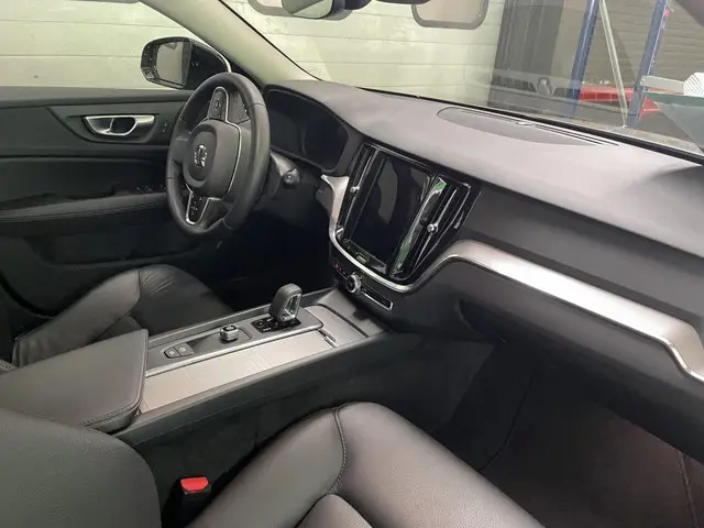 Volvo V60 2.0 B3 Essential Edition 2023 Benzine 3