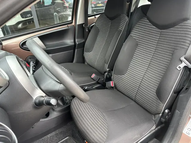 Peugeot 107 1.0 Active 2014 Benzine 12