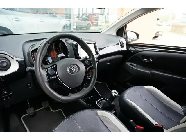 Toyota Aygo 1.0 VVT-i x-clusiv 2014 Benzine 4