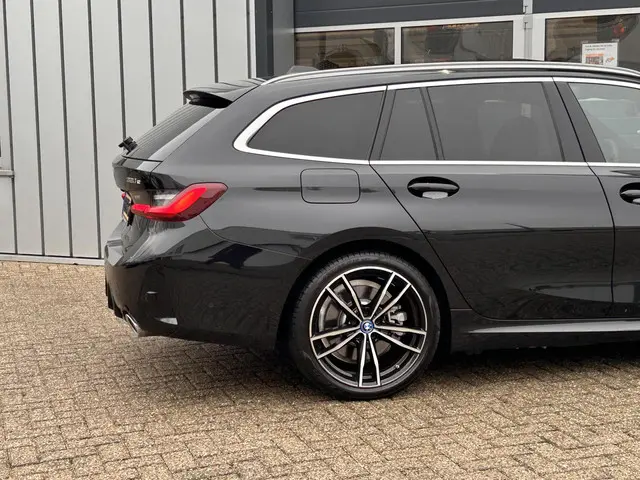 BMW 3 Serie Touring 320e 2024 Hybride Benzine 8