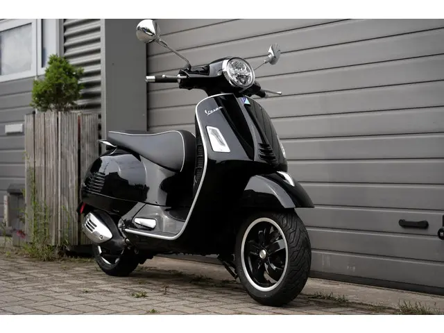 Vespa GTS 300 HPE 2022 Benzine 4