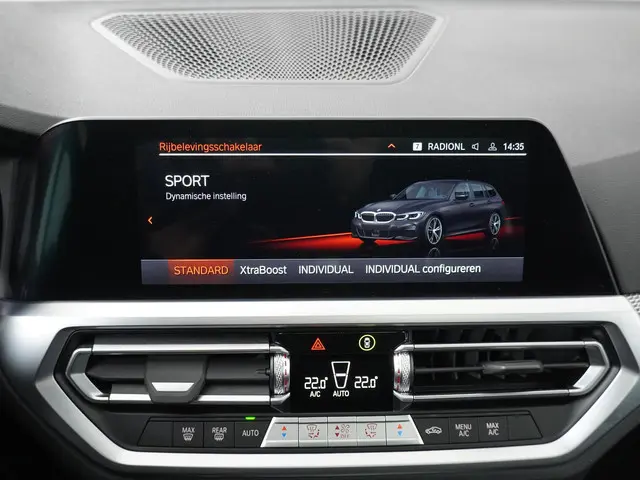 BMW 3 Serie Touring 330e 2022 Hybride Benzine 18