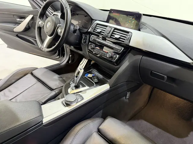 BMW 3 Serie Touring 318i M Sport Aut8 2019 Benzine 32