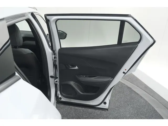 Peugeot 2008 PureTech 130 EAT8 Allure 2024 Benzine 63