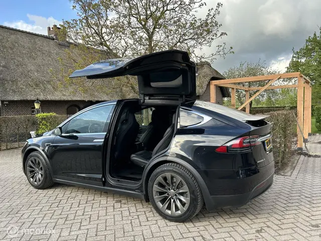 Tesla Model X 3
