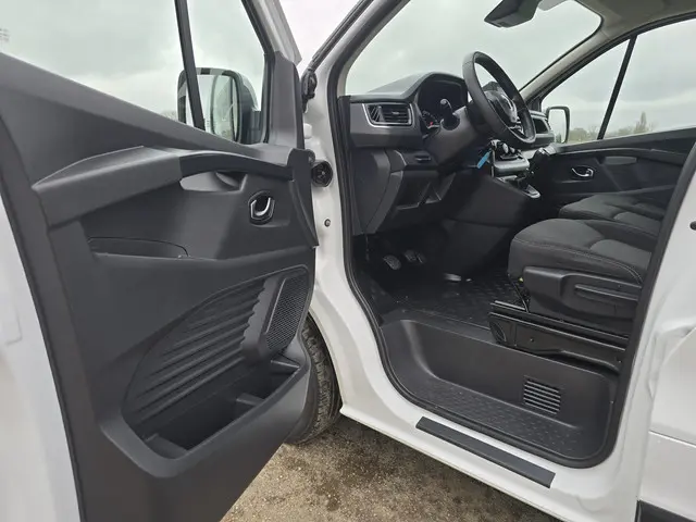 Renault Trafic 2.0 dCi L2 H1 2023 Diesel 18
