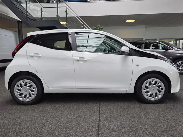 Toyota Aygo 1.0 VVT-i x-play 2021 Benzine 6