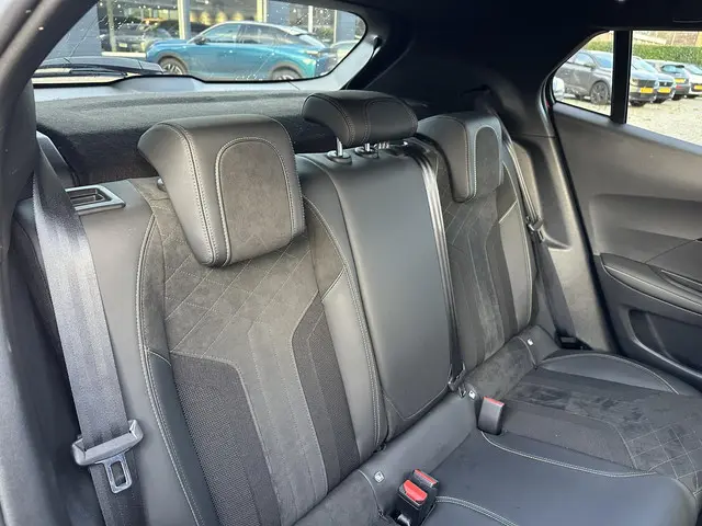 Peugeot 2008 1.2 Turbo 130 PK GT Pack 2021 Benzine 36