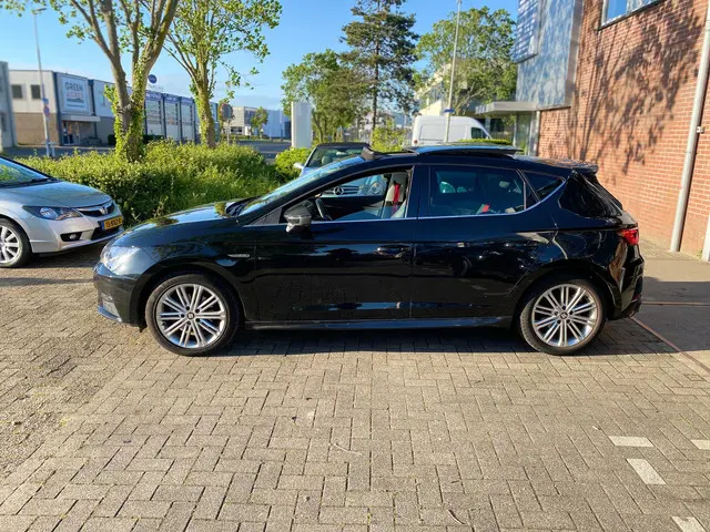 SEAT Leon FR Pano Leder Akrapovic Dynaudio 2018 Benzine 7