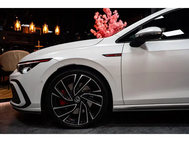 Volkswagen Golf 2.0 GTI|PANO|AUT|LEDER|IQLIGHT 2021 Benzine 10